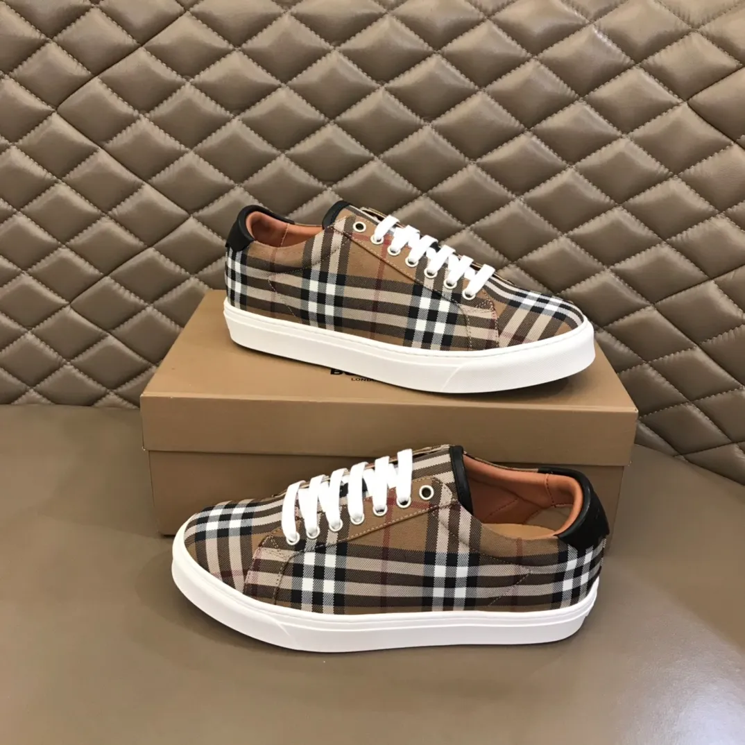 p340 "Burberr*" men's classic low-top sneakers are reinterpreted in Vintage checked cotton material and decorated with a new brand logo. First-layer sheepskin lining, embossed Burberry logo on the heel, and original TPU outsole!  Size: 38-44